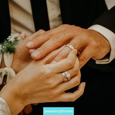 Do men wear wedding rings on left or right hand